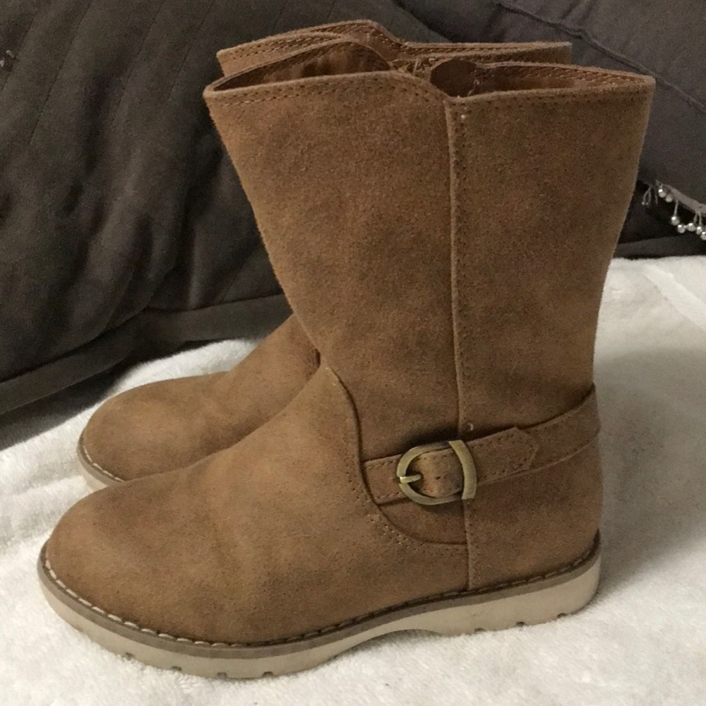 Beautiful toddler camel color boots!